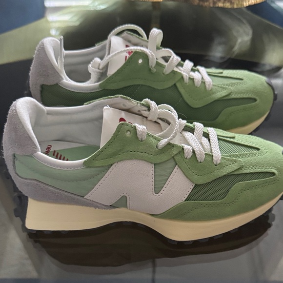 NWT! New Balance 327 Green and White Sneakers - Picture 5 of 7